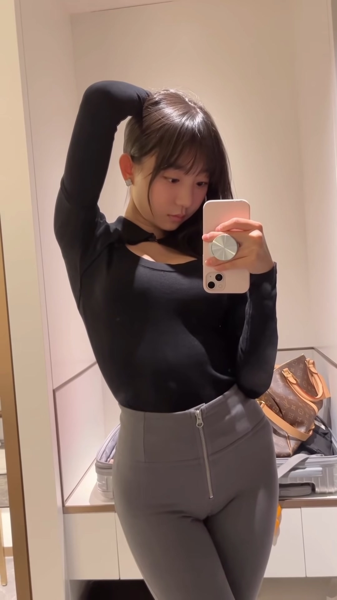 Shorts Black top and Grey Jeans 블랙탑 그레이진-微分享自媒体驿站